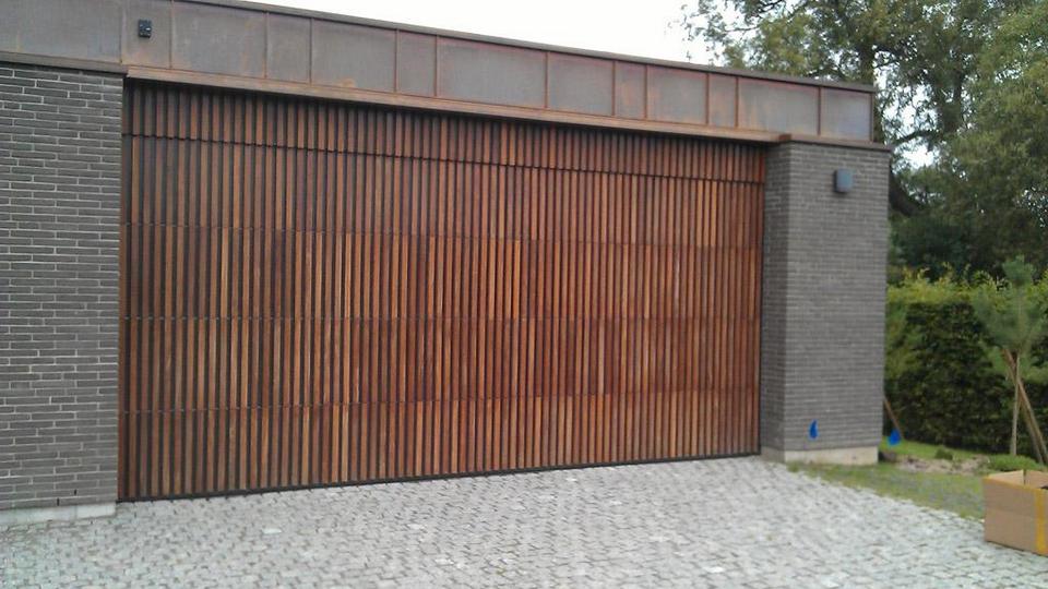 Секционные ворота Ryterna с деревянными накладками.